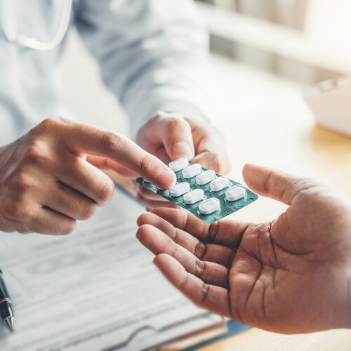 Für die Pharmazeutische Industrie sind wir von ilapo gerne ein verlässlicher Partner im Early Access Program / Härtefallprogramm (Compassionate Use). Apothekerin verabreicht Medikament