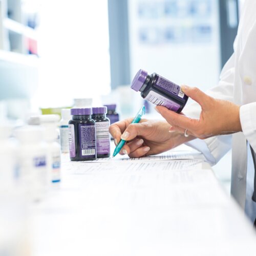 Pharmaherstellern, Generikaunternehmen und Biosimilar Firmen bieten wir hochwertige Fertigarzneimittel als Referenzprodukte (RLD: Reference Listed Drugs). Frau in der Apotheke