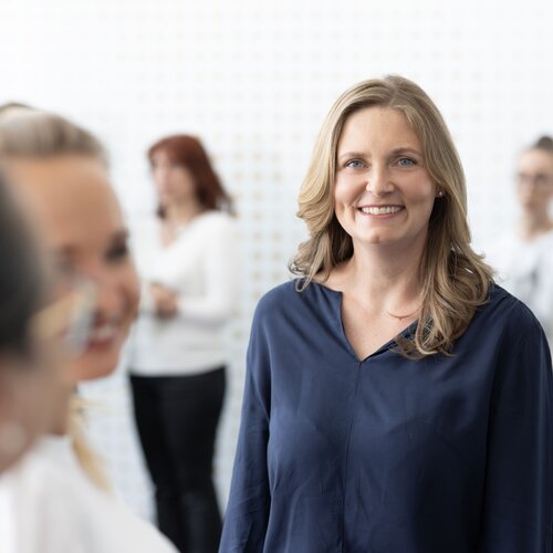 Karriere in München für Pharma von morgen. Werden Sie Teil eines international agierenden Pharma- Großhandelsunternehmen. lachende Mitarbeiter